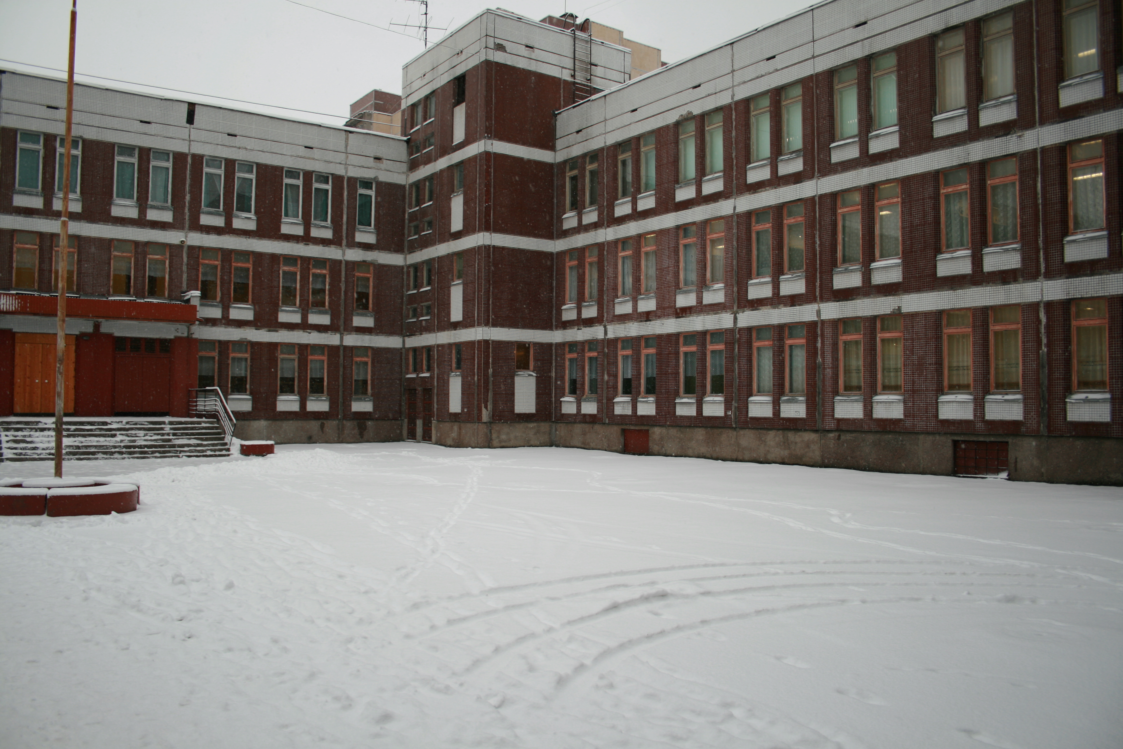 Здание школы зимой